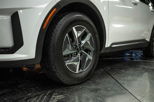 Photo of 2022 White Kia Sorento Hybrid