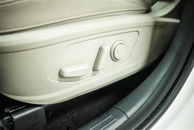 Photo of 2022 White Kia Sorento Hybrid