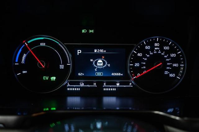 Photo of 2022 White Kia Sorento Hybrid