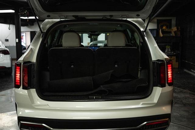 Photo of 2022 White Kia Sorento Hybrid