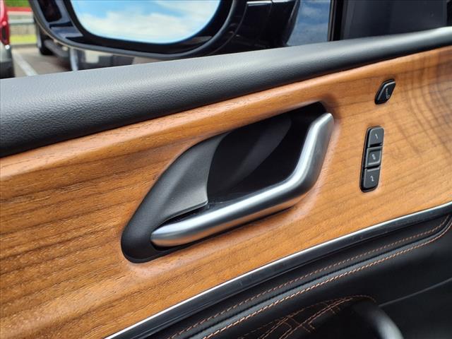 Photo of 2024 Metallic Jeep Grand Cherokee L