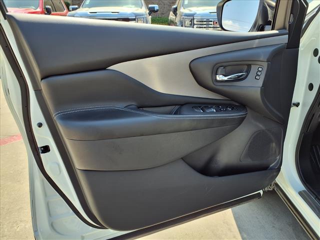 Photo of 2021 White Nissan Murano
