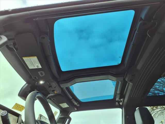 Photo of 2025 Black GMC HUMMER EV SUV