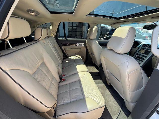 Photo of 2010 White Lincoln MKX