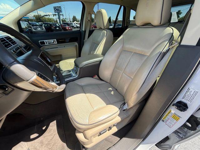 Photo of 2010 White Lincoln MKX