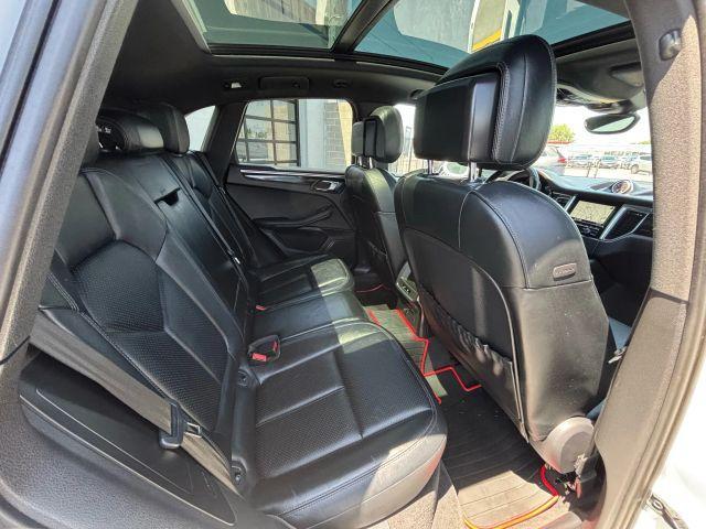 Photo of 2015 White Porsche Macan