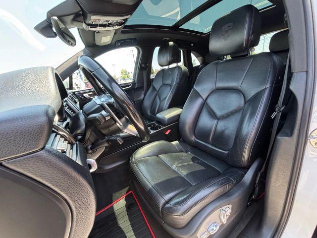 Photo of 2015 White Porsche Macan