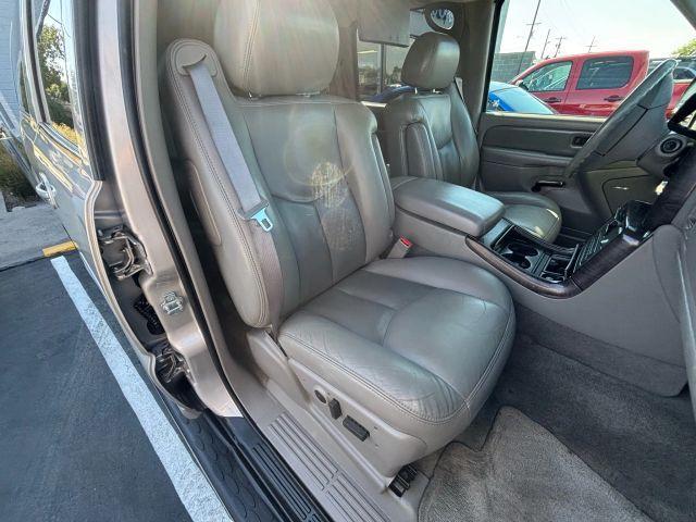 Photo of 2004 Silver GMC Yukon XL