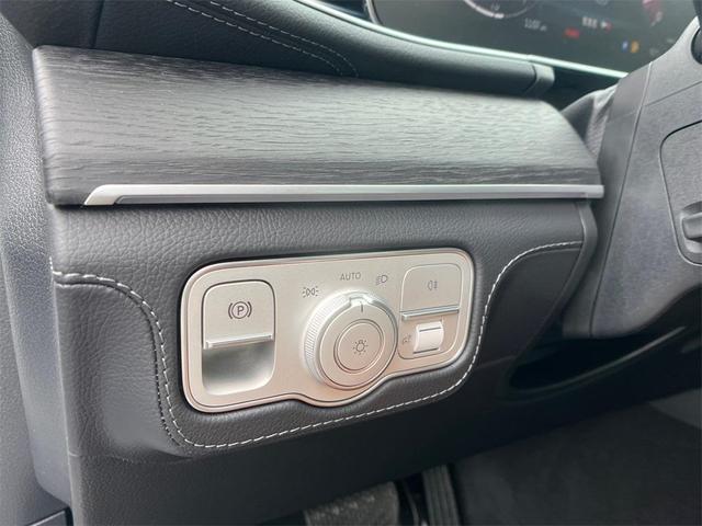 Photo of 2025 MANUFAKTUR Diamond White Metallic Mercedes-Benz GLE 350