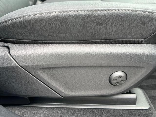 Photo of 2025 MANUFAKTUR Diamond White Metallic Mercedes-Benz GLE 350