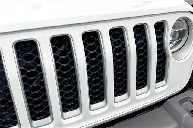Photo of 2020 Bright White Clearcoat Jeep Gladiator