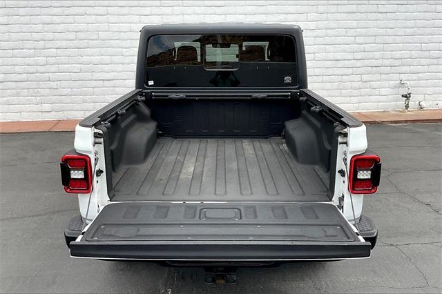 Photo of 2020 Bright White Clearcoat Jeep Gladiator