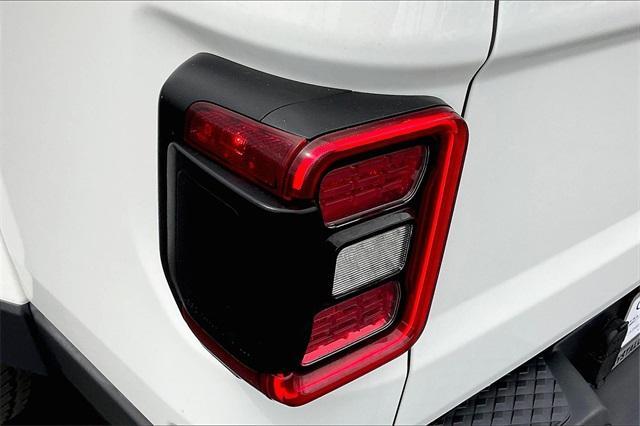 Photo of 2020 Bright White Clearcoat Jeep Gladiator