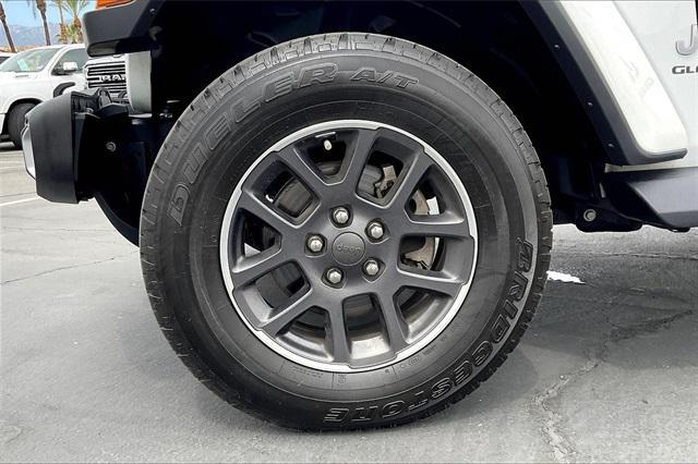Photo of 2020 Bright White Clearcoat Jeep Gladiator