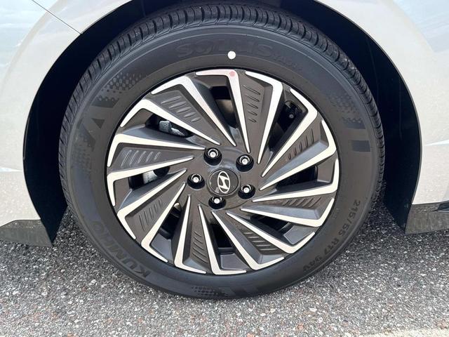 Photo of 2025 Aero Silver Hyundai SONATA Hybrid