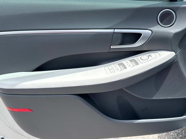 Photo of 2025 Aero Silver Hyundai SONATA Hybrid