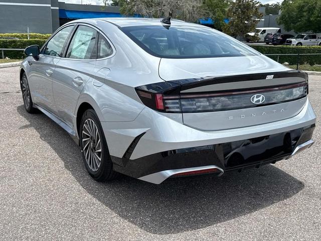 Photo of 2025 Aero Silver Hyundai SONATA Hybrid