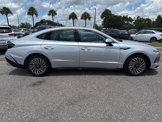 Photo of 2025 Aero Silver Hyundai SONATA Hybrid