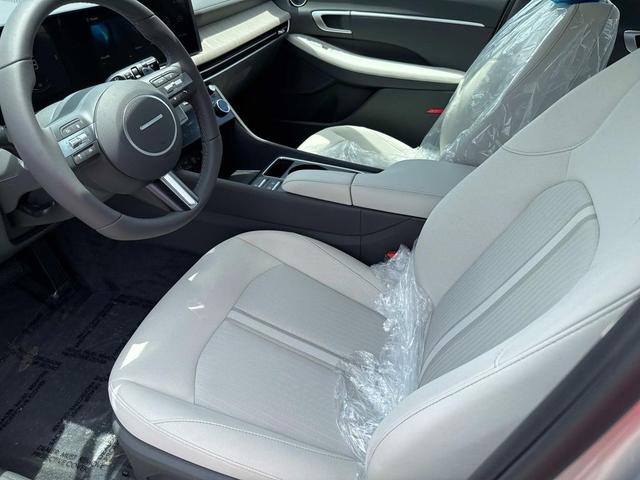 Photo of 2025 Aero Silver Hyundai SONATA Hybrid