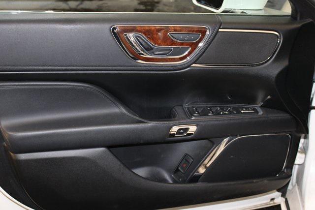 Photo of 2018 White Platinum Lincoln Continental