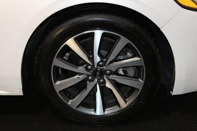 Photo of 2018 White Platinum Lincoln Continental