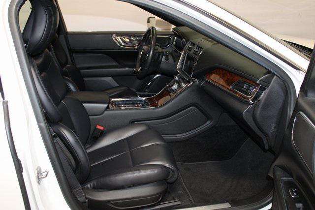 Photo of 2018 White Platinum Lincoln Continental