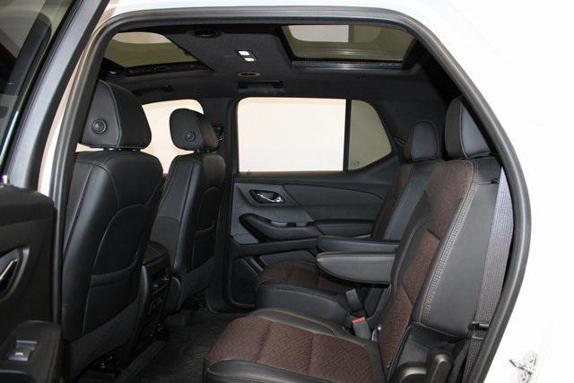 Photo of 2022 Iridescent Pearl Tricoat Chevrolet Traverse