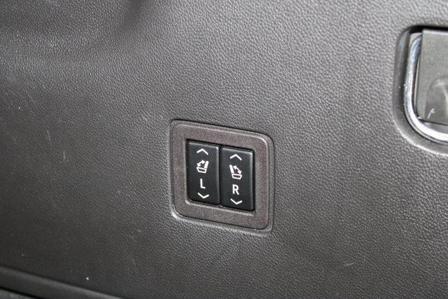 Photo of 2022 Iridescent Pearl Tricoat Chevrolet Traverse