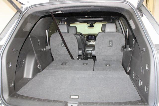 Photo of 2022 Iridescent Pearl Tricoat Chevrolet Traverse