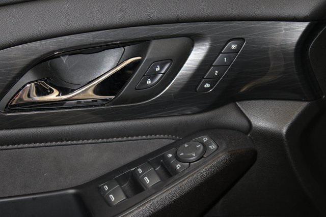 Photo of 2022 Iridescent Pearl Tricoat Chevrolet Traverse