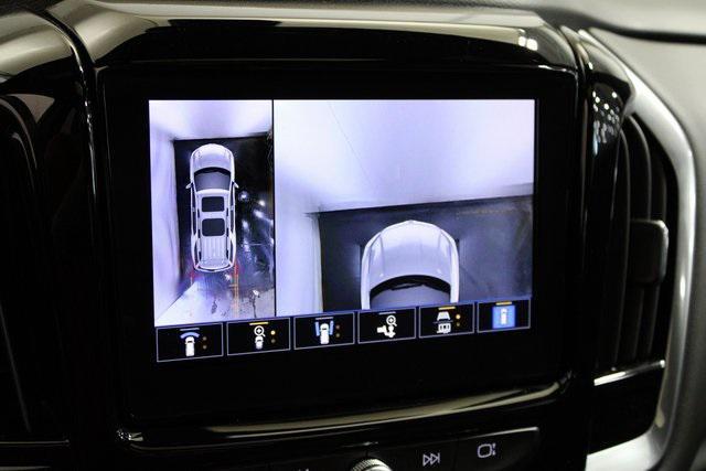 Photo of 2022 Iridescent Pearl Tricoat Chevrolet Traverse