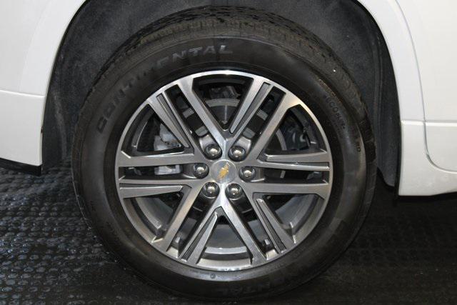 Photo of 2022 Iridescent Pearl Tricoat Chevrolet Traverse