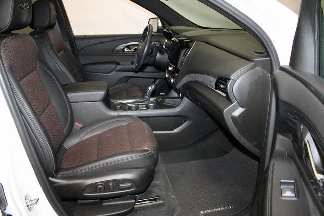 Photo of 2022 Iridescent Pearl Tricoat Chevrolet Traverse