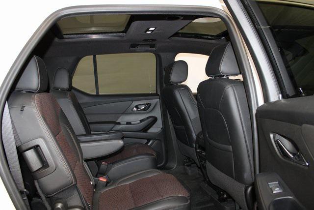 Photo of 2022 Iridescent Pearl Tricoat Chevrolet Traverse