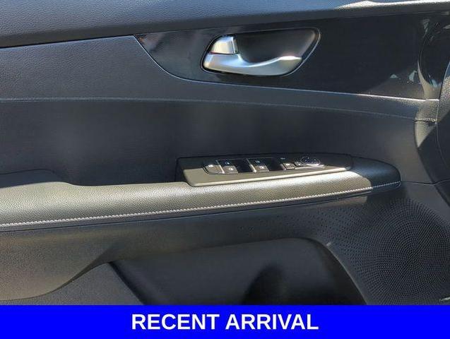 Photo of 2023 Snow White Pearl Kia Forte