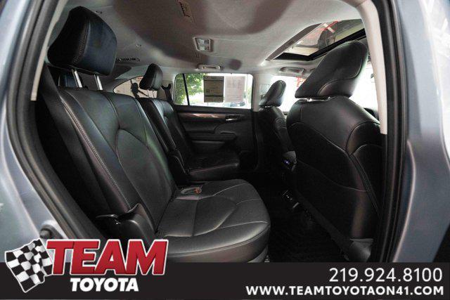 Photo of 2023 Moon Dust Toyota Highlander Hybrid