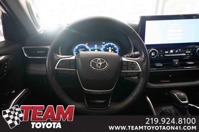 Photo of 2023 Moon Dust Toyota Highlander Hybrid