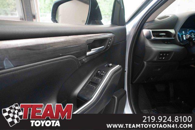 Photo of 2023 Moon Dust Toyota Highlander Hybrid