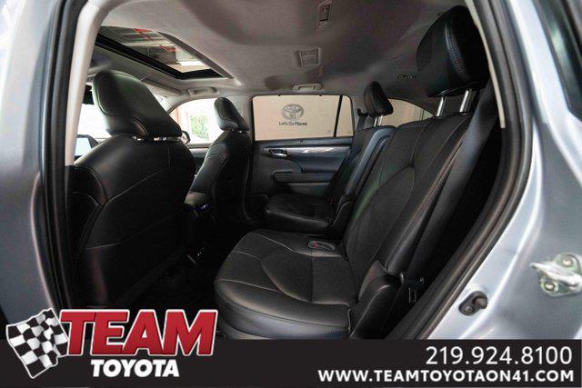 Photo of 2023 Moon Dust Toyota Highlander Hybrid