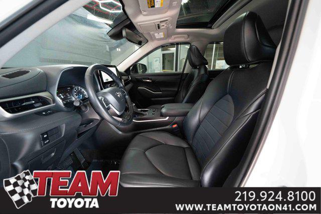 Photo of 2023 Wind Chill Pearl Toyota Highlander Hybrid