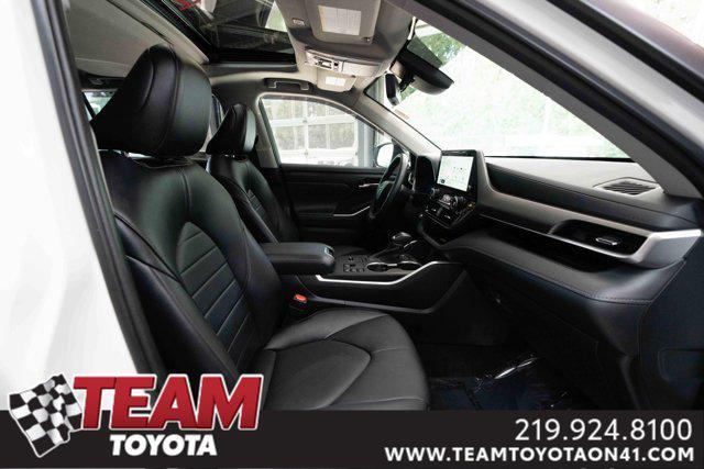 Photo of 2023 Wind Chill Pearl Toyota Highlander Hybrid