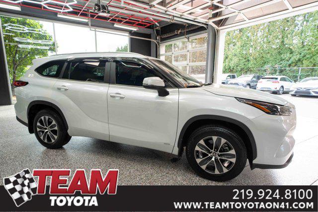 Photo of 2023 Wind Chill Pearl Toyota Highlander Hybrid