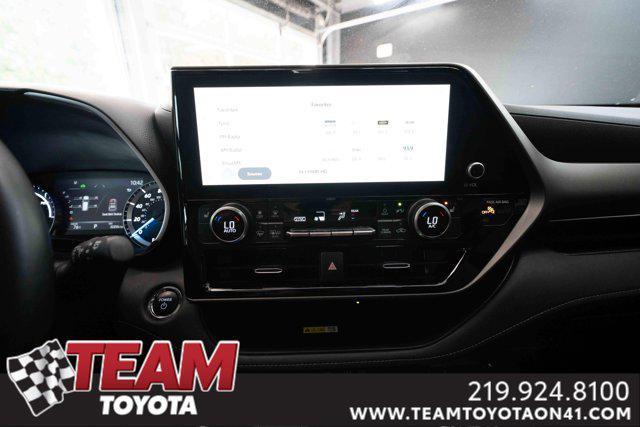 Photo of 2023 Wind Chill Pearl Toyota Highlander Hybrid