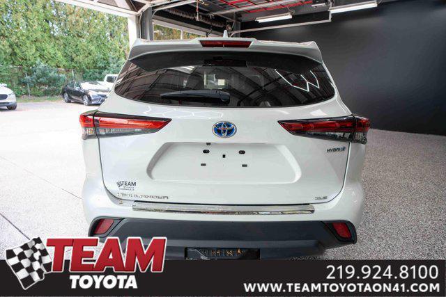 Photo of 2023 Wind Chill Pearl Toyota Highlander Hybrid