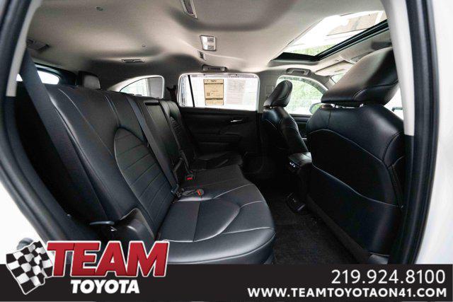 Photo of 2023 Wind Chill Pearl Toyota Highlander Hybrid