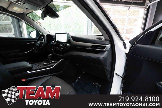 Photo of 2023 Wind Chill Pearl Toyota Highlander Hybrid