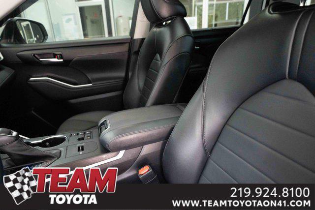 Photo of 2023 Wind Chill Pearl Toyota Highlander Hybrid
