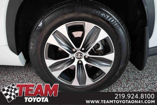 Photo of 2023 Wind Chill Pearl Toyota Highlander Hybrid