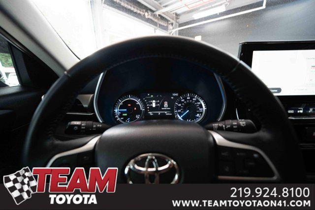 Photo of 2023 Wind Chill Pearl Toyota Highlander Hybrid