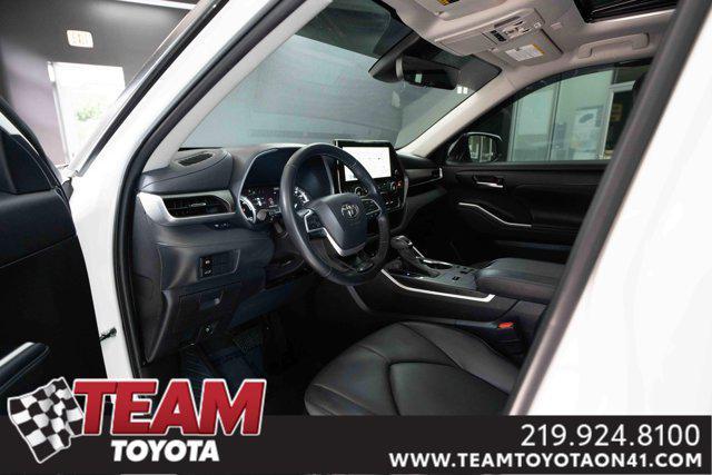 Photo of 2023 Wind Chill Pearl Toyota Highlander Hybrid